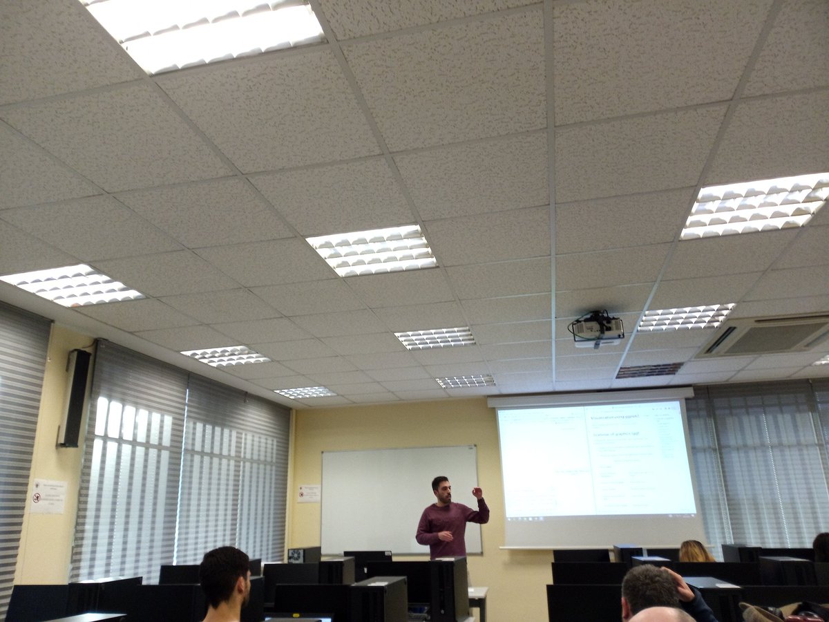 alb_hidalgo's tweet image. Last day of our #IntroductionToR course at @UCM_ECONOMICAS with @vortgim. Materials and resources now available via DM. #Rstats #EconTwitter