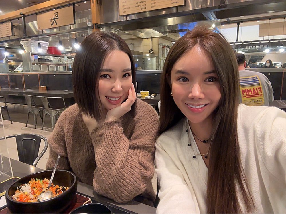 오늘만 화이팅 하면✌🏼💪🏽
연휴 시작이죠 ? 💕

저는 일찌감치 직원들 오늘부터 연휴 시켜주고 ,🧧
재연이 화끈하게 화보 촬영 😅📷
오늘도 아자아자 하이팅 ✊🏽
-----------------------