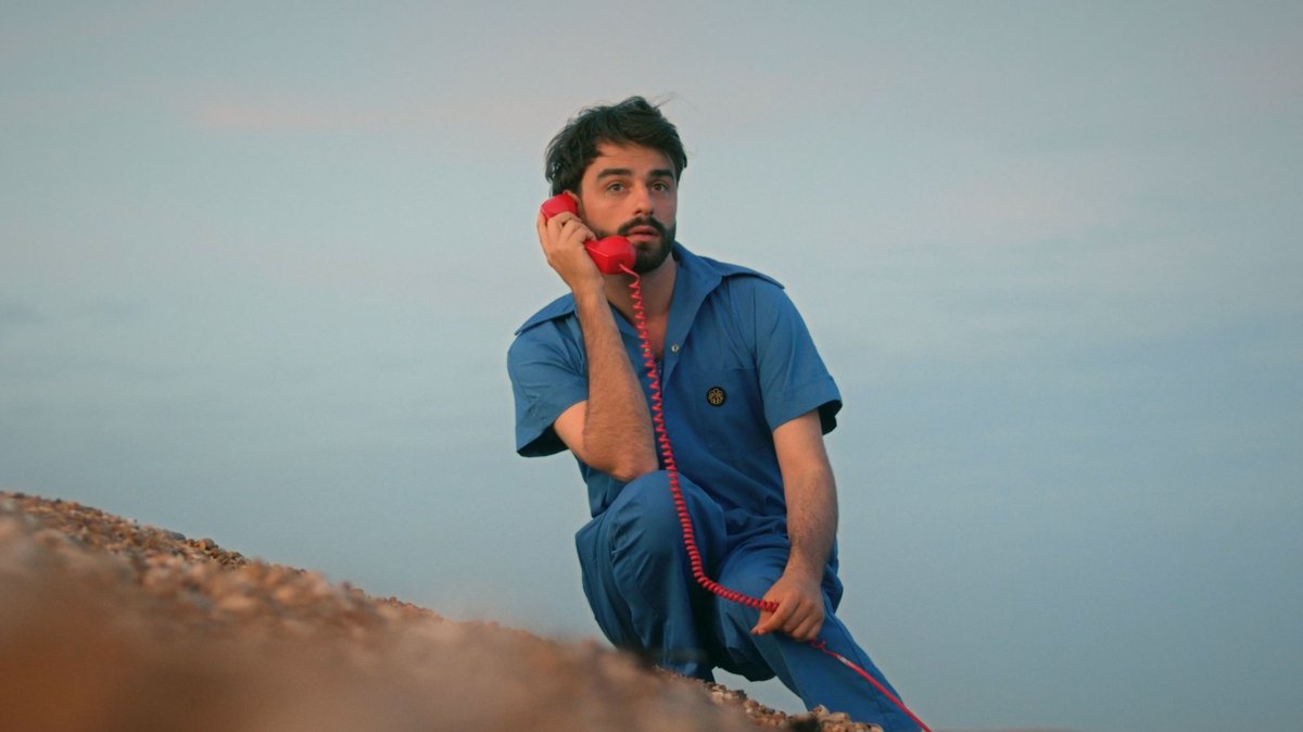 Allô oui bonjour, j'appelais pour vous prévenir que le nouveau (mini) album d' @evergreen_sound est sorti aujourd'hui. Vous avez un stylo? Alors ça s'écoute ici: bfan.link/sign-out Merci, bonne journée à vous aussi. Tchatchao