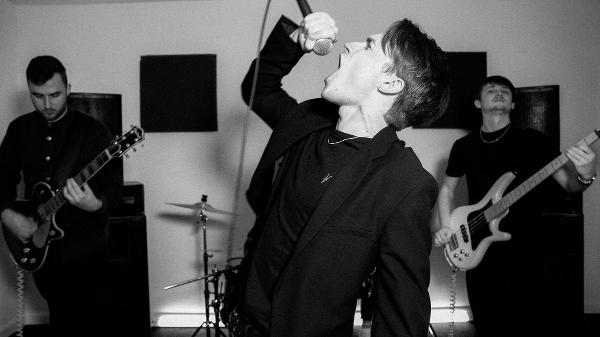 Performing with the f*cking <a href="/thesubways/">The Subways</a> tonight, Christmas in January!