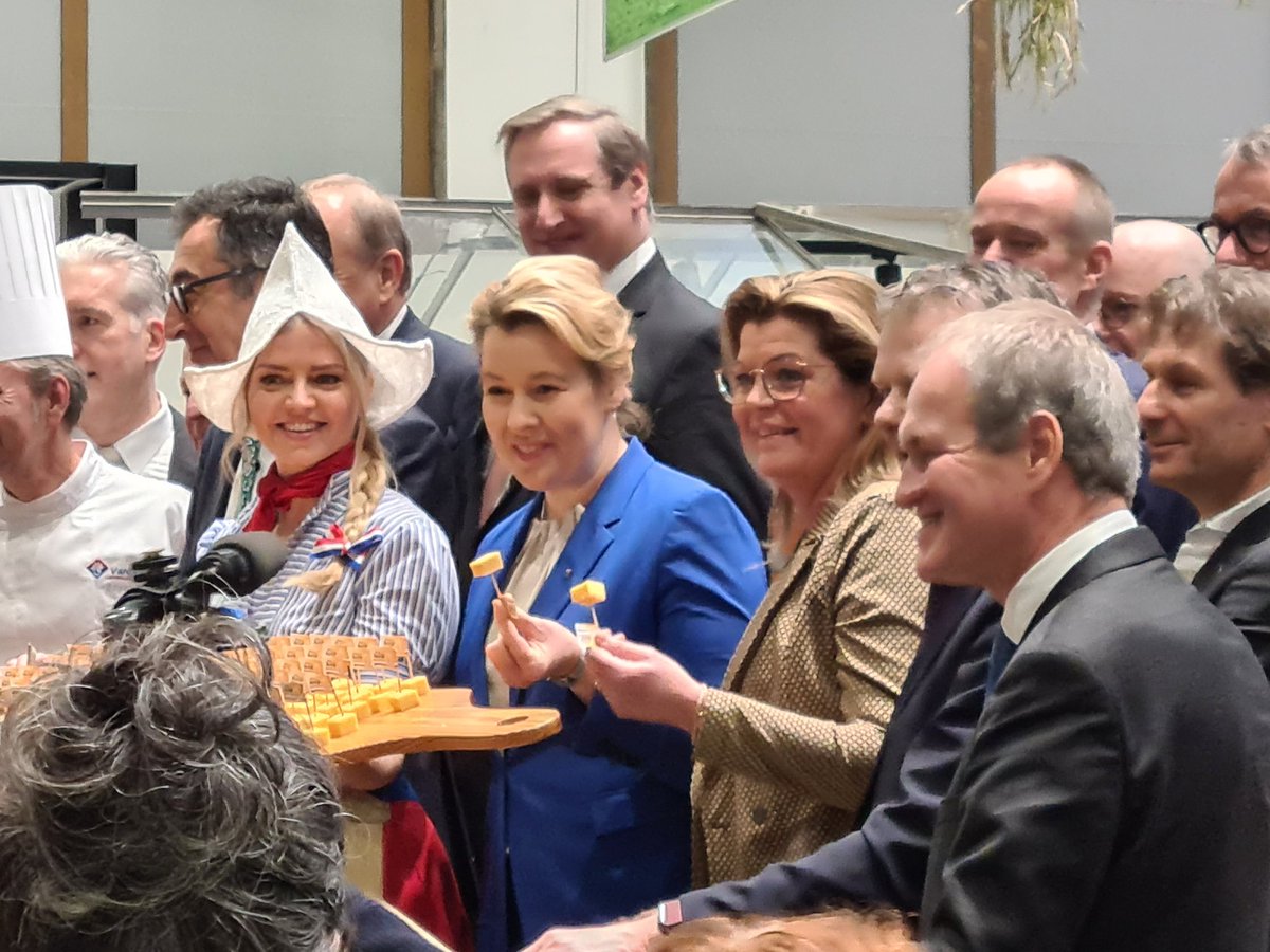 Voor Gelderland is de Grüne Woche de kans om onze Gelderse land- en tuinbouw te promoten. Van boer tot supermarkt. Vanochtend was de opening door de minister #grünewoche #igw <a href="/provgelderland/">Provincie Gelderland</a> <a href="/RegioFoodValley/">Regio Foodvalley</a>