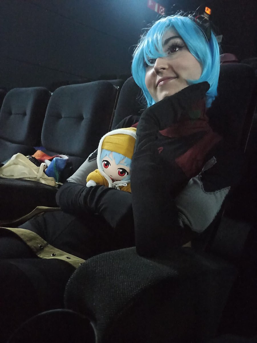 Elenuscatiusca's tweet photo. Tu Rei de confianza ayer en el estreno de #EVANGELIONenCines ft. Rei Chikita ✨️ @SelectaVision https://t.co/VQYVwltobi