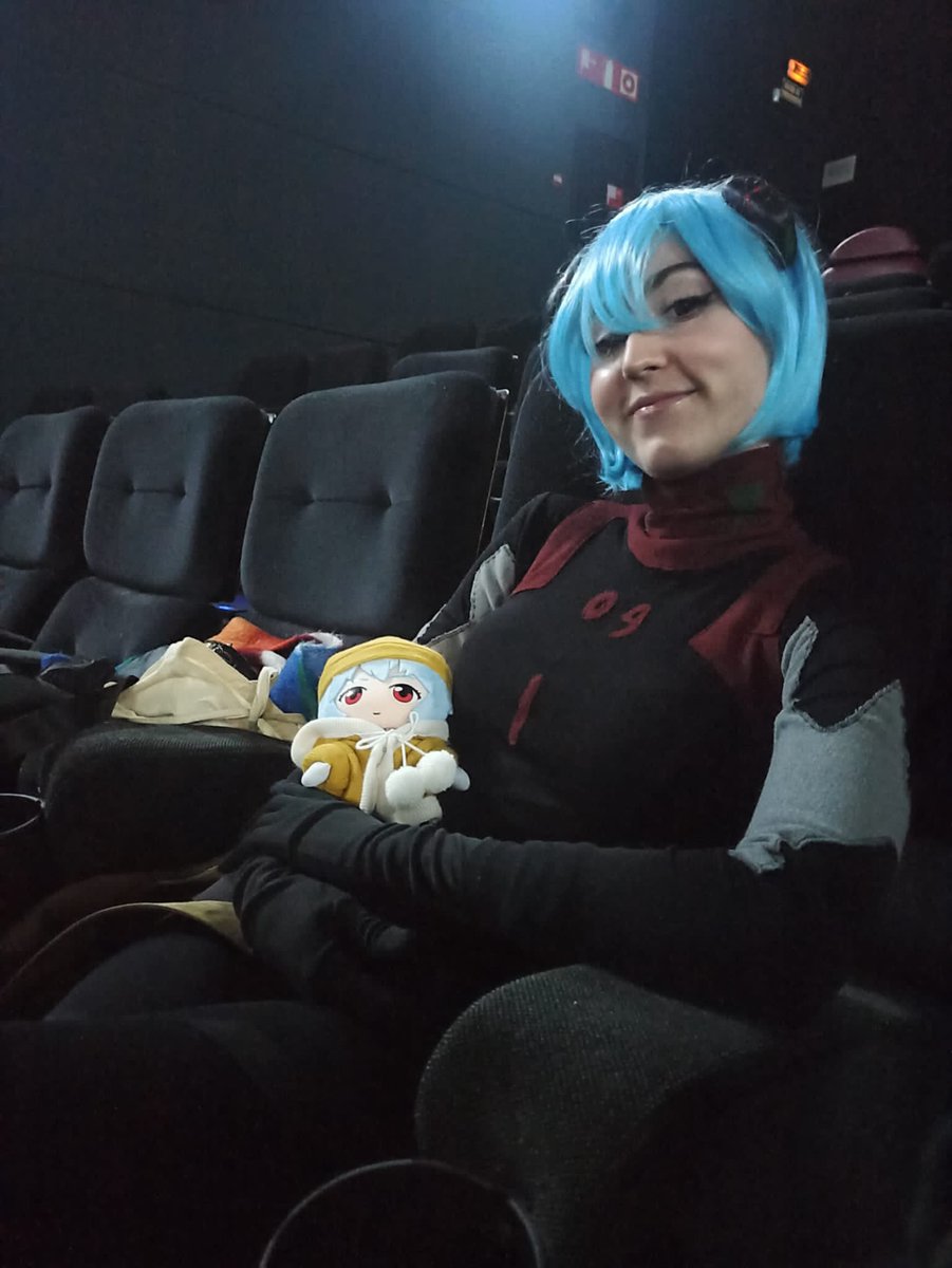 Elenuscatiusca's tweet photo. Tu Rei de confianza ayer en el estreno de #EVANGELIONenCines ft. Rei Chikita ✨️ @SelectaVision https://t.co/VQYVwltobi