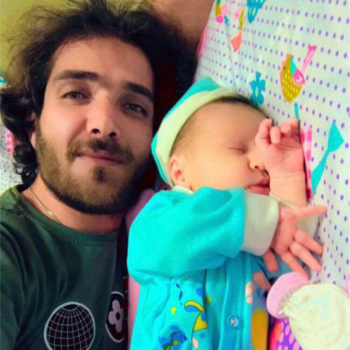 AbTarza's tweet photo. #حسن_فیروزی  بدلیل شدت شکنجه ها و خونریزی به کما رفته ودکتر گفته  احتمال زنده ماندن وی کم است .
پدر ومادر وهمسرش ر ا برای ملاقات نزد او به #بیمارستان نظامی نیروهای مسلح ۵۰۴ بردند.
علت #شکنجه ها پخش  #آخرین_پیام صوتی او بوده است
#مهسا_امینی https://t.co/ZUGW17wuTa