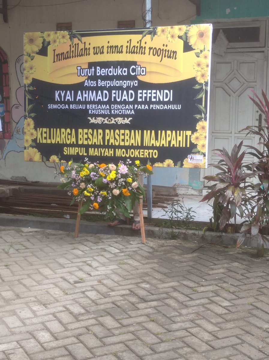 PasebanM's tweet photo. Tunduk kami untuk Marja'Maiyah, Mbah Fuad.
Terima kasih atas kesabaran, kelembutan, kesahajaan dan kebijaksanaan dalam menemani kami.
#maiyahberduka
#Mahfuad
#Cakfuad https://t.co/abqeXB3j2z