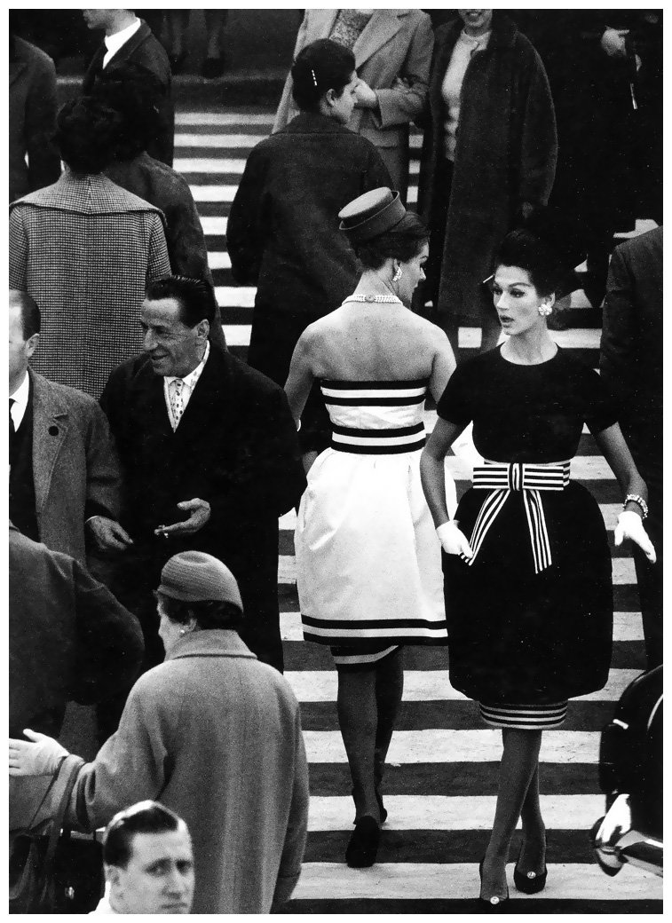 "Todos somos aburridos para alguien. Eso no tiene importancia. Lo que hay que evitar es ser aburrido para uno mismo".
Gerald Brenan
📷William Klein