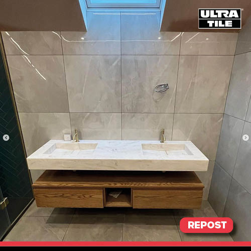 UltraTile_UK's tweet photo. We are so in love with these beautiful herringbone tiles. The gold trim and bathroom fittings look exquisite against the teal tiles. Thanks Premier Tiling for choosing UltraTile
#BathroomMakeover #TeamTile https://t.co/idKSqXTzhG