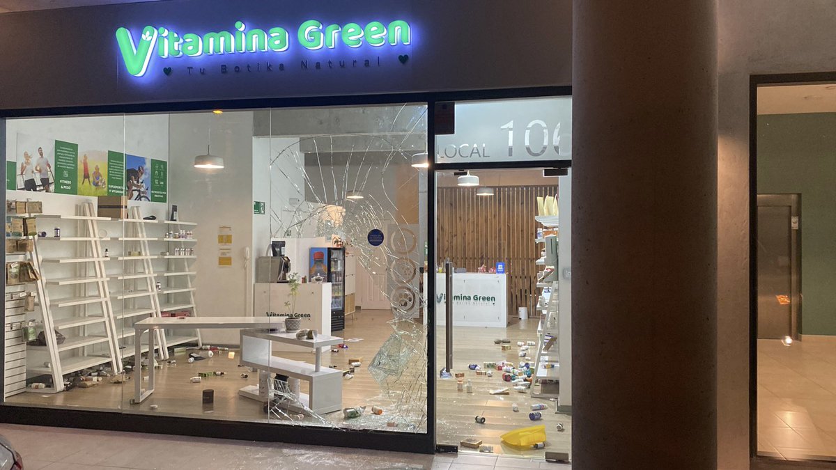 Veggie_Bunker's tweet photo. Amedrentamiento con arma de fuego a conserje y Robo en sucursal de Vitamina Green  #laserena Av. Juan Cisternas 2497, Esquina Las Higueras, local 106, Cuatro antisociales ingresaron a la fuerza en la madrugada del 20 de enero 2023 @miradiols @almacensilvana https://t.co/2Koo41UCAA