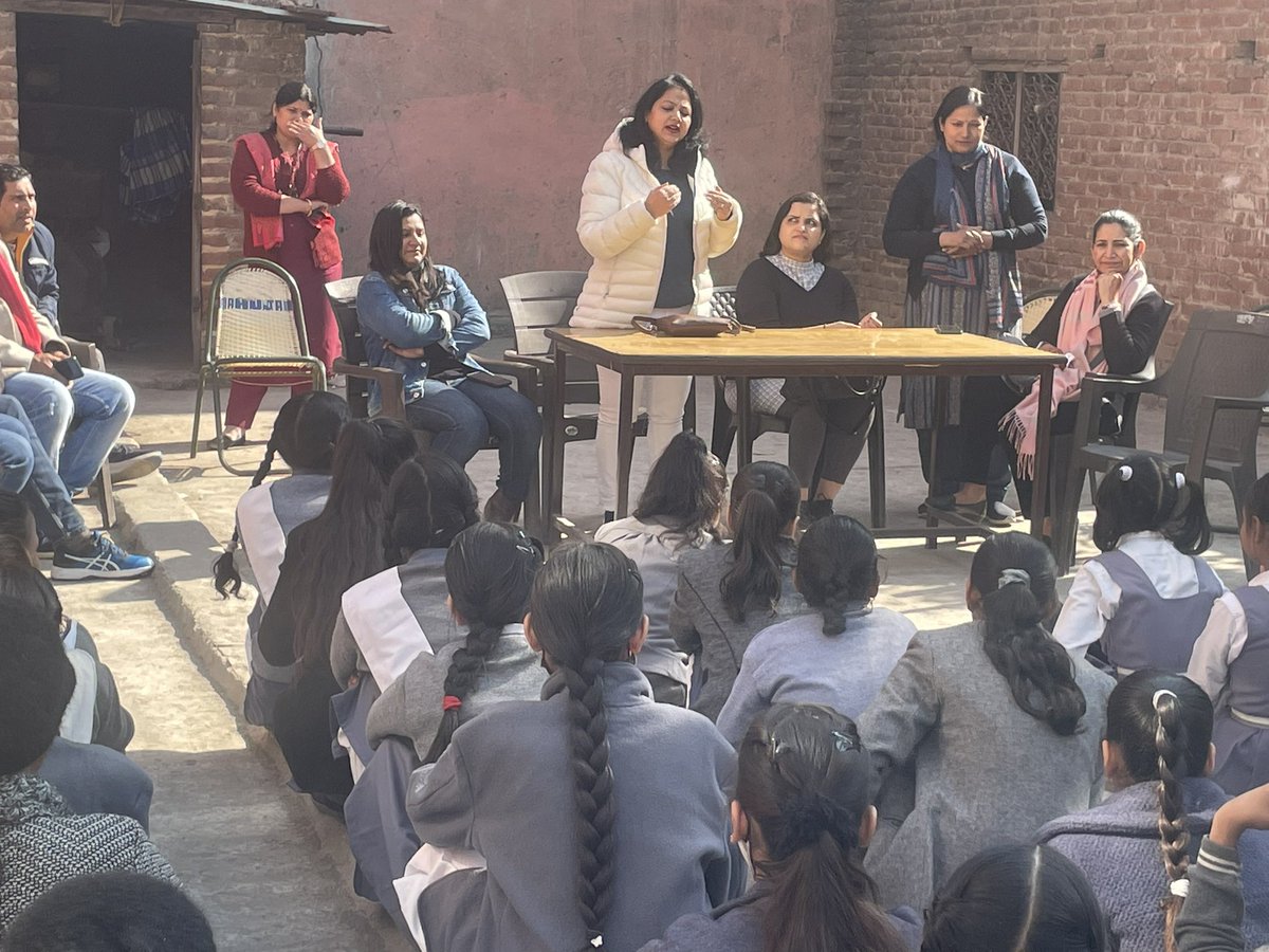 gurjarwomaniya's tweet photo. GurjarWomaniya Team at government school in Old Seelampur with agenda of counseling girls on career and distributing warm clothes to little girls so that they never feel that they are alone here.
#BetiBolegi #gurjarwomaniya #gurjar #charityevent #counselingworks https://t.co/6cqAmQb6da