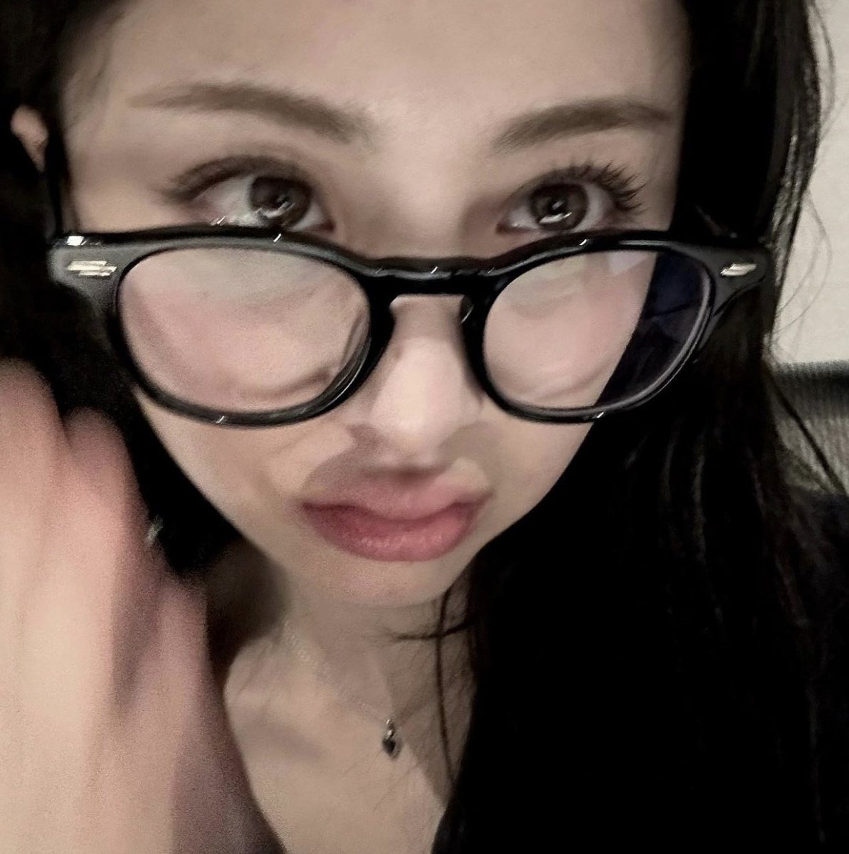 BLACK HAIR YUNJIN IS A GIFT FROM THE HEAVENS