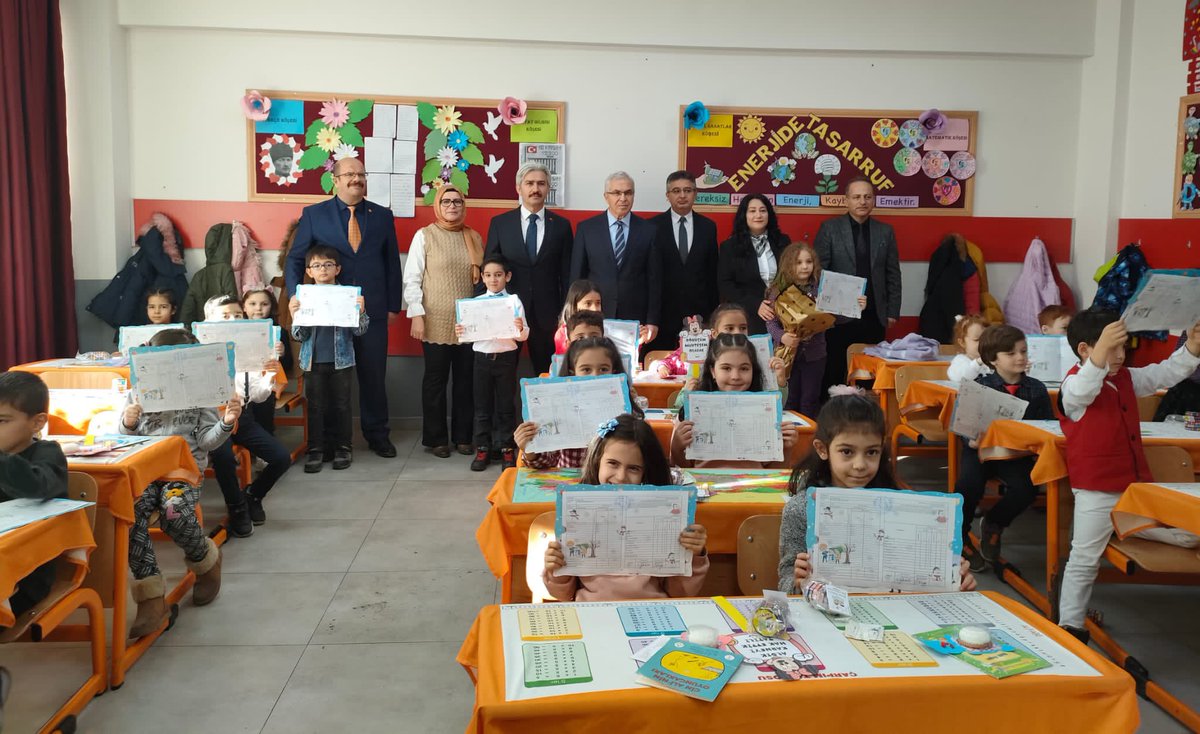 YDonmez1967's tweet photo. İlçemiz Mevlana İlkokulu’nda düzenlenen karne dağıtım törenine katılarak 1. Sınıf öğrencilerimizin ilk karne heyecanına ortak olduk.
Tüm öğrencilerimize keyifli bir yarıyıl tatili diliyorum. https://t.co/ei8aiKm4Dr