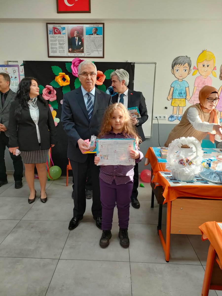 YDonmez1967's tweet photo. İlçemiz Mevlana İlkokulu’nda düzenlenen karne dağıtım törenine katılarak 1. Sınıf öğrencilerimizin ilk karne heyecanına ortak olduk.
Tüm öğrencilerimize keyifli bir yarıyıl tatili diliyorum. https://t.co/ei8aiKm4Dr