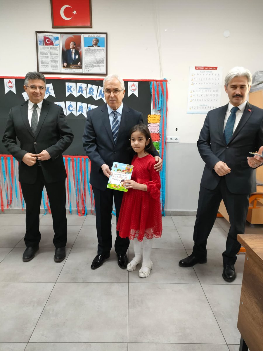 YDonmez1967's tweet photo. İlçemiz Mevlana İlkokulu’nda düzenlenen karne dağıtım törenine katılarak 1. Sınıf öğrencilerimizin ilk karne heyecanına ortak olduk.
Tüm öğrencilerimize keyifli bir yarıyıl tatili diliyorum. https://t.co/ei8aiKm4Dr
