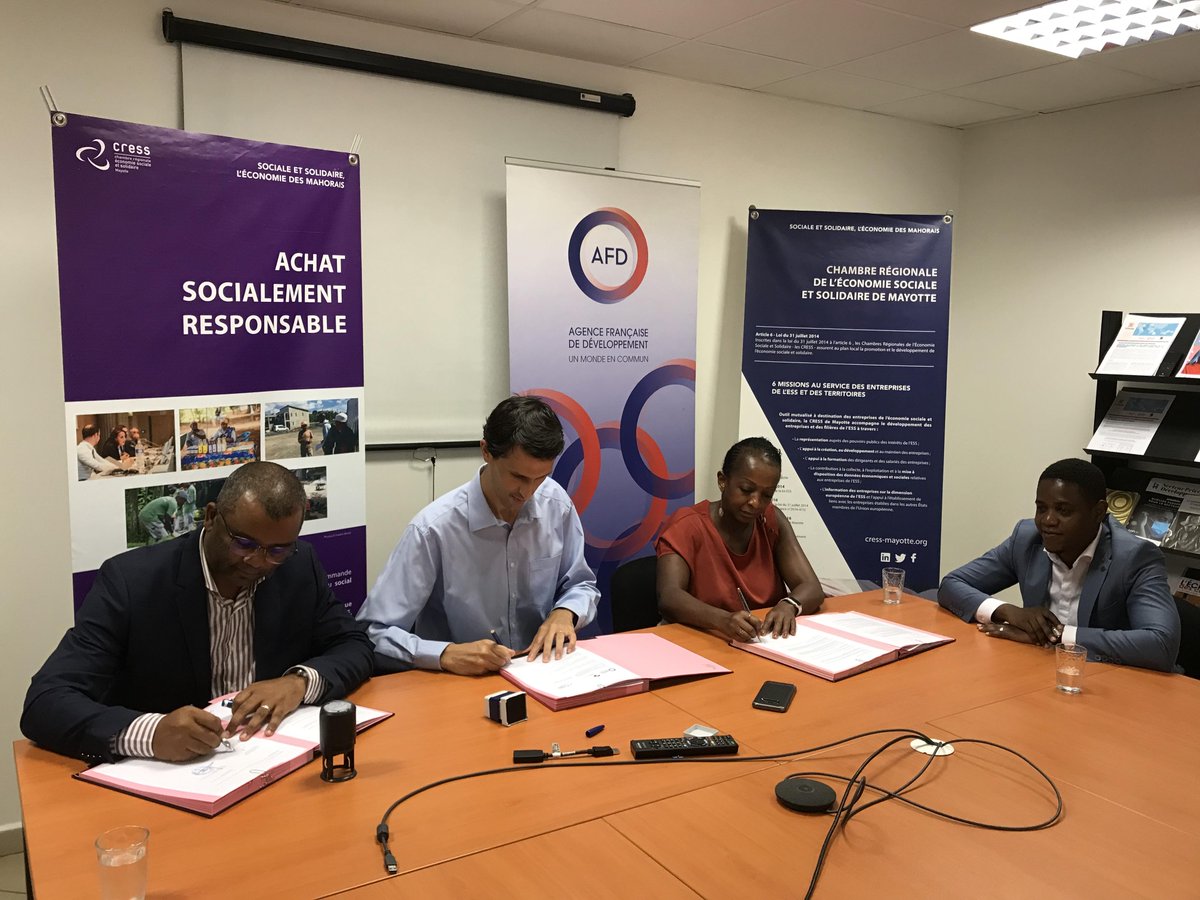 CressMayotte's tweet image. #AFDMayotte finance une AMO pour les collectivités dans leurs opérations de construction scolaire. Elle a signé une convention avec la CRESS de #Mayotte pour un appui sur l’insertion des clauses sociales 
@BendesCress @KamalYOUSSOUF1 @Prefet976 #DEETS #RectoratMayotte @ESS_France