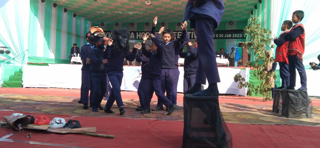 wti_org_india's tweet photo. The #PakkePagaHornbillFestival is an amalgamation of heritage, culture and conservation. Day 3 with #ArunachalPradesh Forest Minister @NatungMama watching school children performing our skit.
#WTIatWork with #communities and governments , 25 years in service of #Nature https://t.co/XrDuyLAlRr