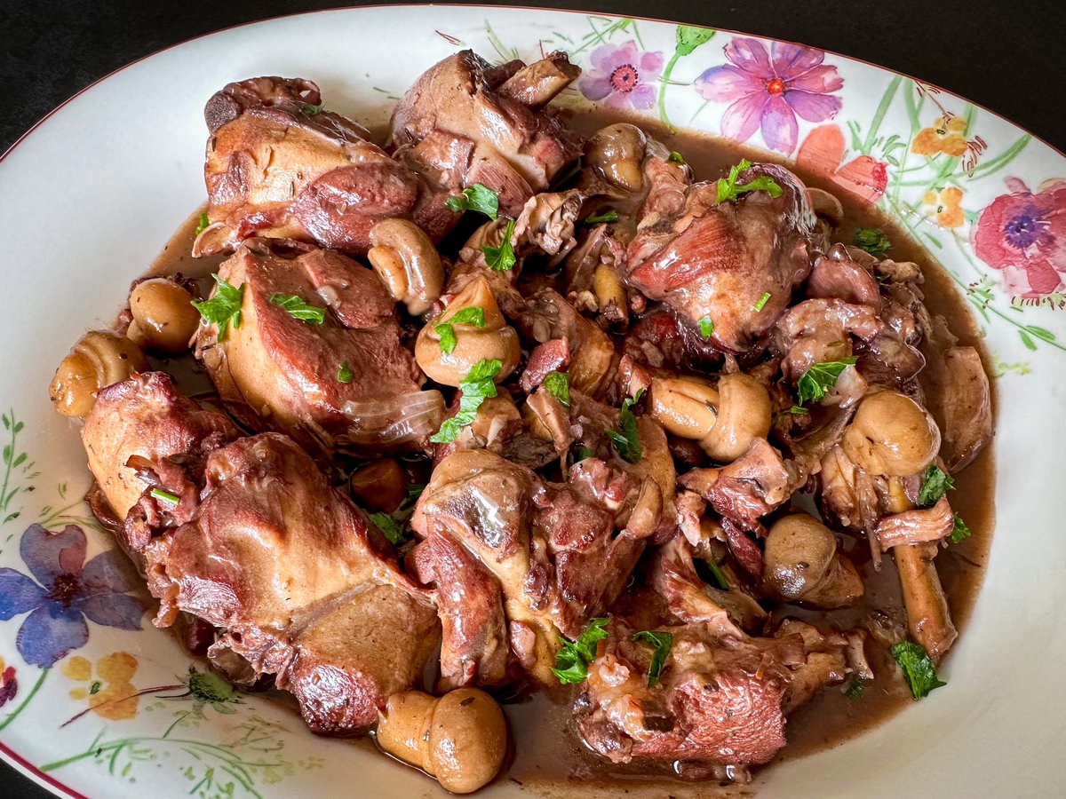 Ce midi, c’est civet de coq.
Bon appétit #coq #civet #lareunion #reunion #iledelareunion #reunionisland #dishoftheday #foodideas #homecoooking #homemadefood #food