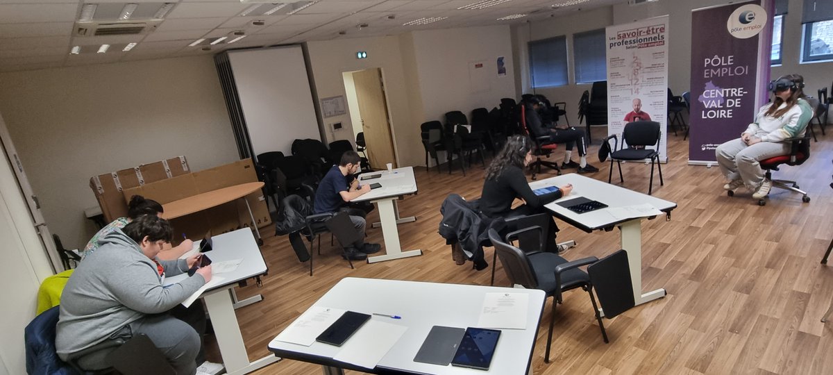 Découverte de métiers au travers des casques de réalité virtuelle à l'agence Pôle emploi #Chateauroux pour 6 jeunes en #CEJ et #AIJ 🙂
#semainedunumerique #TousMobilisés #AvecPoleEmploi 
@poleemploi_RCVL