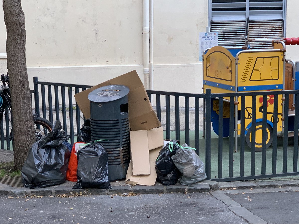 MoynierJ's tweet photo. #plusdetri les corbeilles à papier ne sont pas des points de collecte.
⚠️ les dépôts au sol sont verbalisables.
👮🏻♂️👮🏼 près de 900 PV incivilités en 2022
♻️ Bien trier c’est aussi bien jeter.
(Point de collecte à 25m sur cet exemple) https://t.co/Z85Nul4YYm