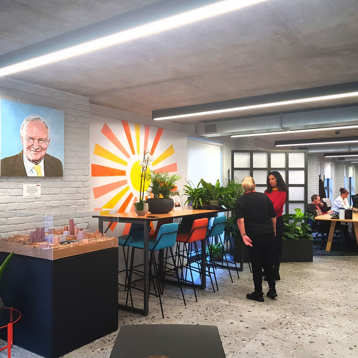 Bruntwood_UK's tweet image. Yesterday Graham Hudson visited Union, our HQ in Manchester, to see his recent portrait of the late Mike Oglesby — Bruntwood founder and originator of the Oglesby Charitable Trust.

Graham, a volunteer with @MustardTreeMCR, created the piece to commemorate Mike's passing in 2019.