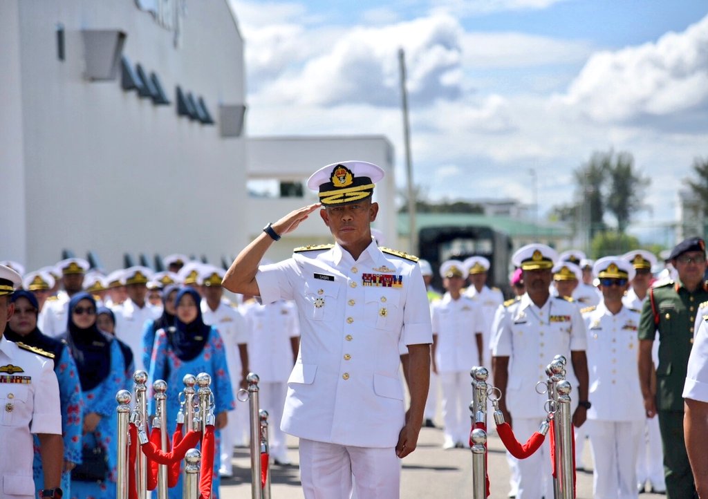Sebak.

Inilah gambaran suasana dlm mengiringi perjalanan pulang Laksdya Datuk <a href="/sabrizali/">sabri zali</a> &amp; isteri. Warga #NavyPeople dr segenap lapisan berbaris bagi memberi penghormatan terakhir kpd pemimpin ini. 

Terima kasih &amp; Selamat Maju Jaya, YBhg Datuk!

#NavyNews 
#FWFS
