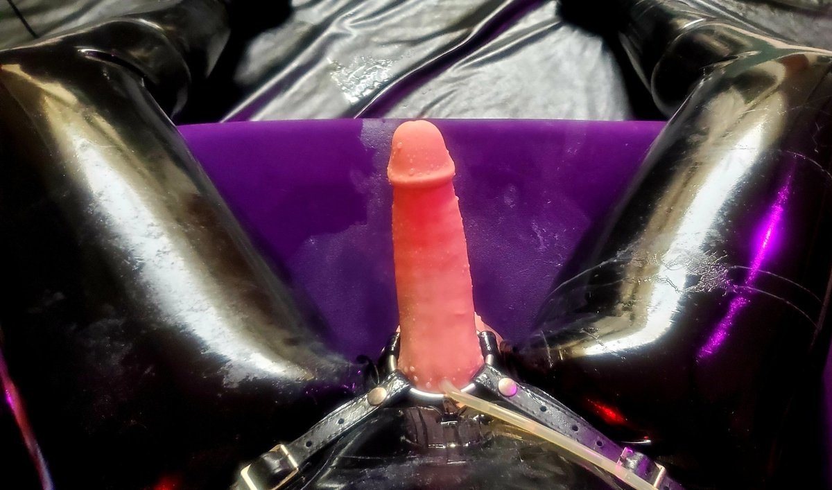 LatexLoveToy's tweet photo. Had fun filming yesterday
#latex #chastity #reversepegging https://t.co/b0P9YsPe6C