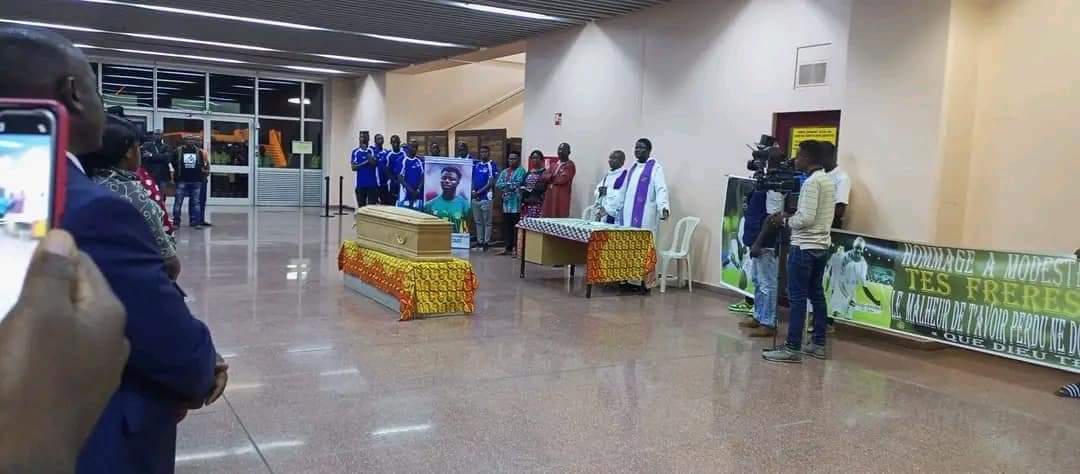 FecafootOfficie's tweet photo. La dépouille de #ModesteMbami, ancien #LionIndomptable est arrivée au Cameroun.
Un #Lion ne meurt jamais ! https://t.co/MH7KdGMavj