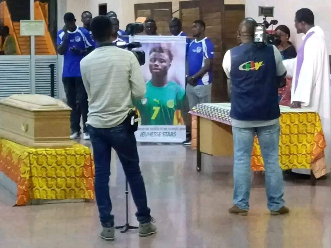 FecafootOfficie's tweet photo. La dépouille de #ModesteMbami, ancien #LionIndomptable est arrivée au Cameroun.
Un #Lion ne meurt jamais ! https://t.co/MH7KdGMavj