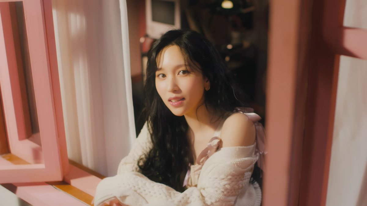 godmitzu's tweet photo. MINA'S FACE CARD HAS NEVER BEEN DECLINED https://t.co/sEF4vW8d4Q