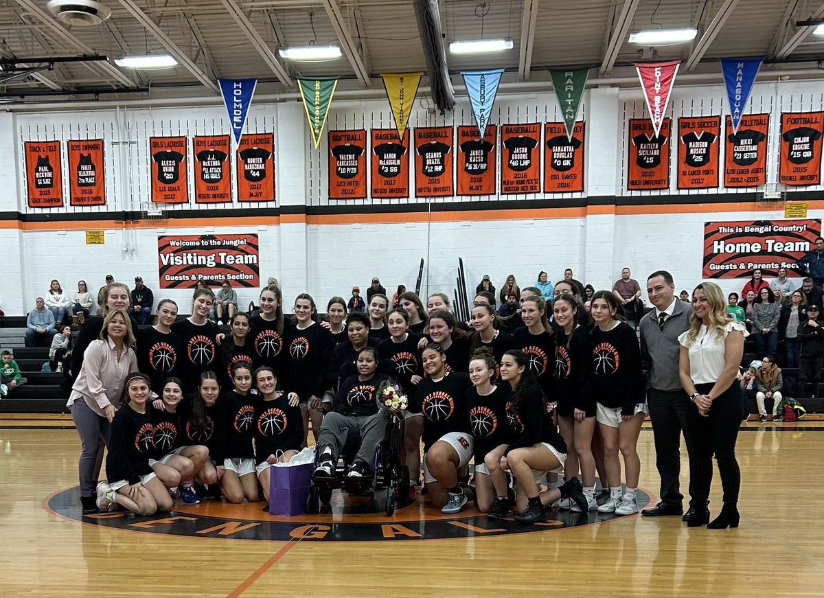 CoachNicolini's tweet photo. What a special night to have our #LadyBengal Makiah Worthy in the house again! It was so great to see her!❤️🖤🧡🐾 https://t.co/bwmZNI1mhB