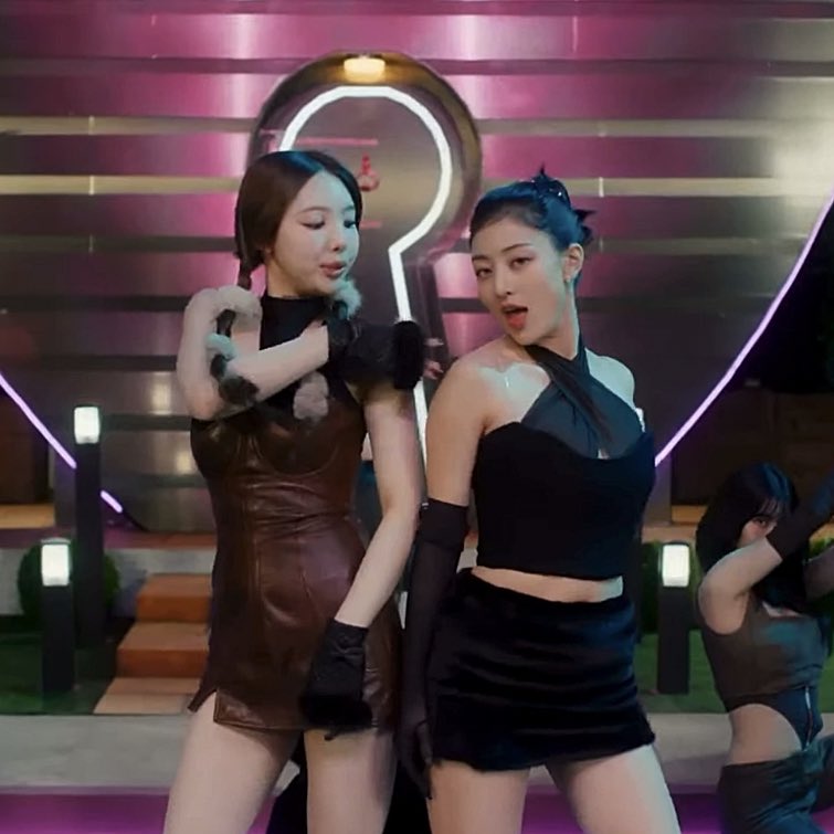 archivenayeon's tweet photo. NAYEON AND JIHYO… THE HOTTEST DUO https://t.co/A300Ylhj2q