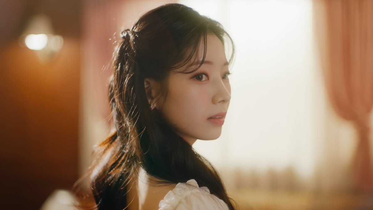 archivedkdh's tweet photo. DAHYUN FROM TWICE EVERYONE https://t.co/zpRC2yUUKC
