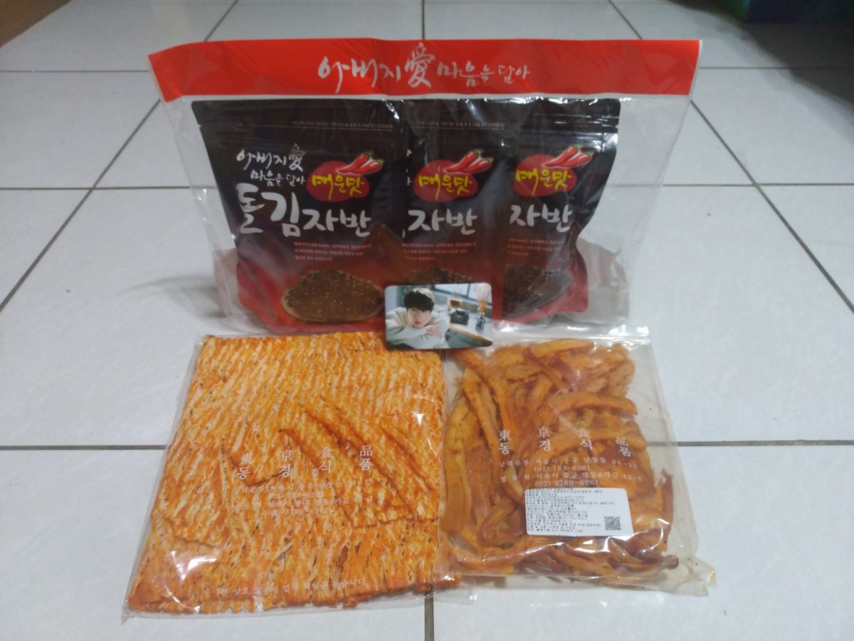 TzuTing12's tweet photo. @MagicShop33 
麻辣魷��片+麻辣魷魚條
很有嚼勁又不會咬不動/斷/爛
辣度對愛吃辣、會吃辣的來說還好
就是普通麻麻的感覺而已
-
辣味海帶拌飯個人覺得搜搜
說搜搜但其實吃著吃著
也不知不覺吃完一整包
主要是我以為會辣卻沒有
而且沒上次連線的原味鹹
-
不倒翁乾拌麵兩種口味
防彈同款，期待🤤🤤🤤 https://t.co/lSHJ7FJ2kB