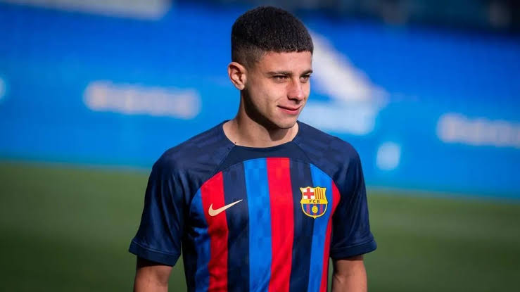 vivaalbiceleste's tweet image. Barca Atletic has just signed Lucas Roman, an 18 yo from Primera Nacional, Argentina for  € 1.2 million on a 3 year contract with € 400 million release clause. 

An investment for the future on relatively unknown talent, is sure to pique interests. So let's have a look at him.