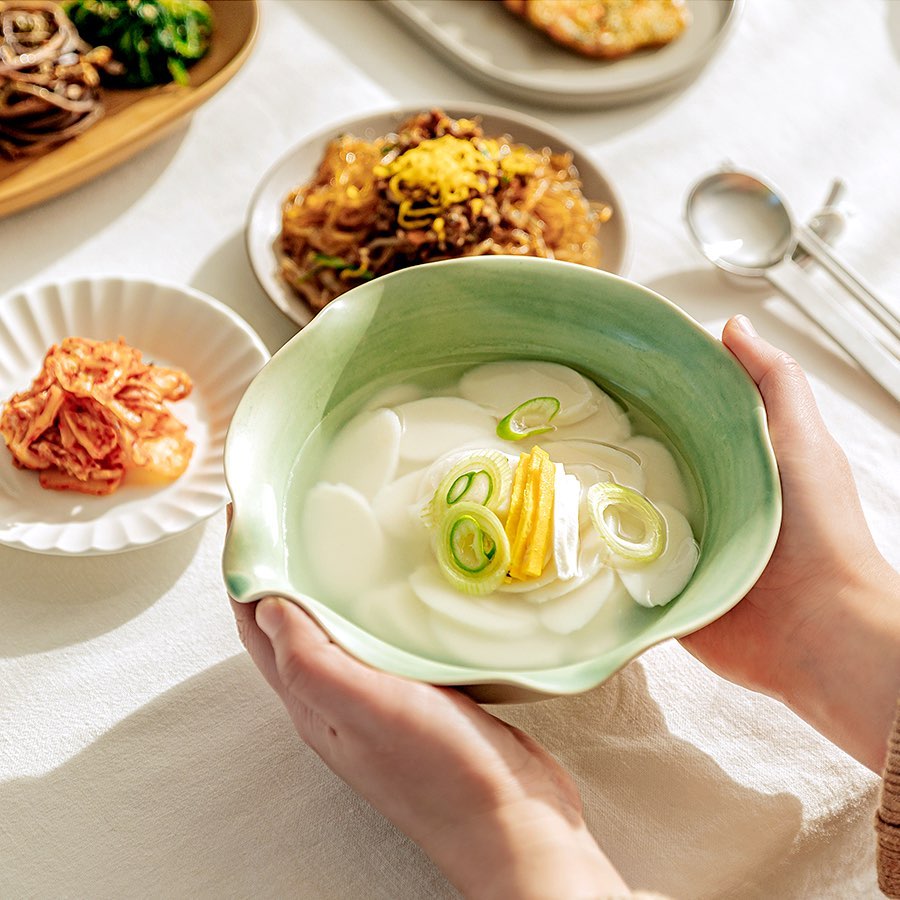 KoreanAir_KE's tweet photo. Koreans traditionally eat Tteokguk(떡국), a beef broth soup with sliced rice cake to celebrate the beginning of a new year. 

Why not mark the passing of a year by eating a bowl of this delicious tteokguk? 😋

📷 IG - lottemart_kr,  02_table, sunmi319ig, ssarijai, 

#KoreanAir https://t.co/vqkrfPIQ1F