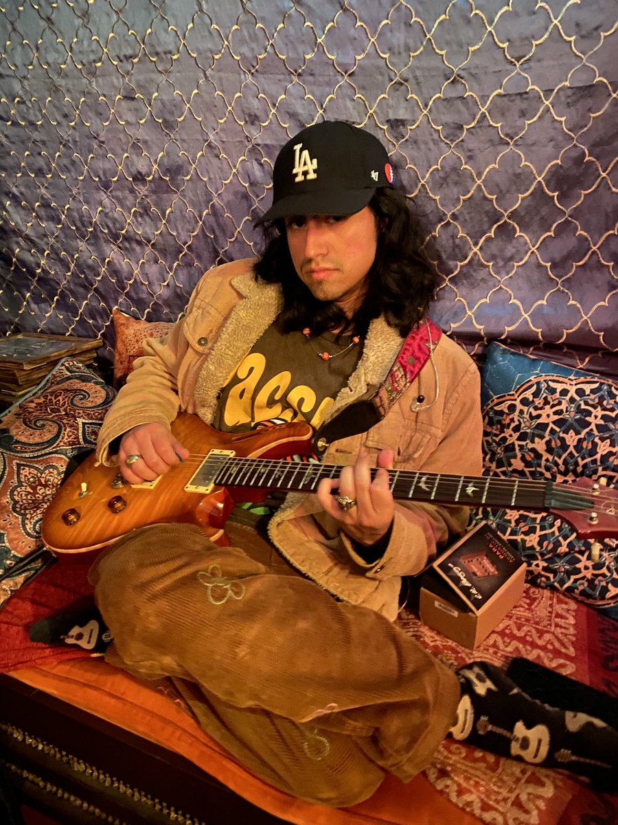 Once again reminding you. I play guitar.