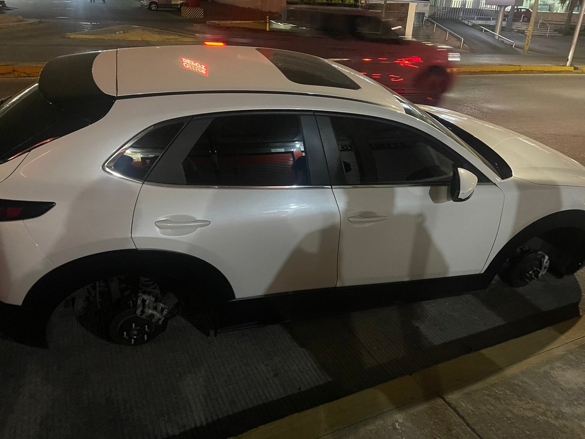 Faride_nb's tweet photo. Para que tengan cuidado ‼️‼️

Fui a cenar hoy a Spezzia en Zavaleta, 8:30 pm la calle estaba súper transitada, frente a lugares abiertos y casualmente nadie vio nada.

Les comparto para que tengan cuidado con dónde dejan su coche. https://t.co/iJewKFYEEM