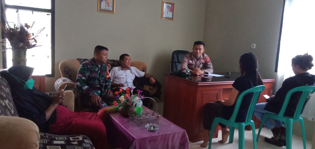DomiliUlman's tweet photo. Sinergitas TNI - POLRI, Bhabinkmatibmas  bersama Babinsa mediasi Problem Solving warga Kelurahan Tanggikiki. 
#polisi
#polripresisi
#polisiindonesiea
#polisihumanis
#polresgorontalokota
#divisihumaspolri
#temanpolisi
#humaspolresgorontalokota
#kapolresgorontalokota https://t.co/Jm4jOYRuNQ