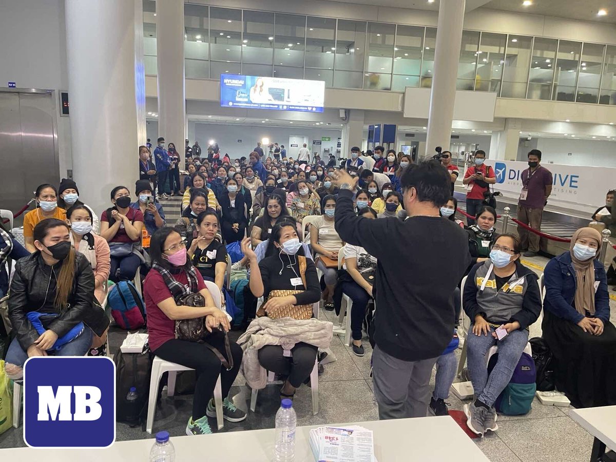 manilabulletin's tweet image. Up to 102 Overseas Filipino Workers (OFWs) arrived at around 6:20 a.m. at the Ninoy Aquino International Airport (NAIA) Terminal 3, accompanied by the head of Overseas Workers Welfare Administration (OWWA) Administrator Arnelli Ignacio.
(📷 Ariel Fernandez)