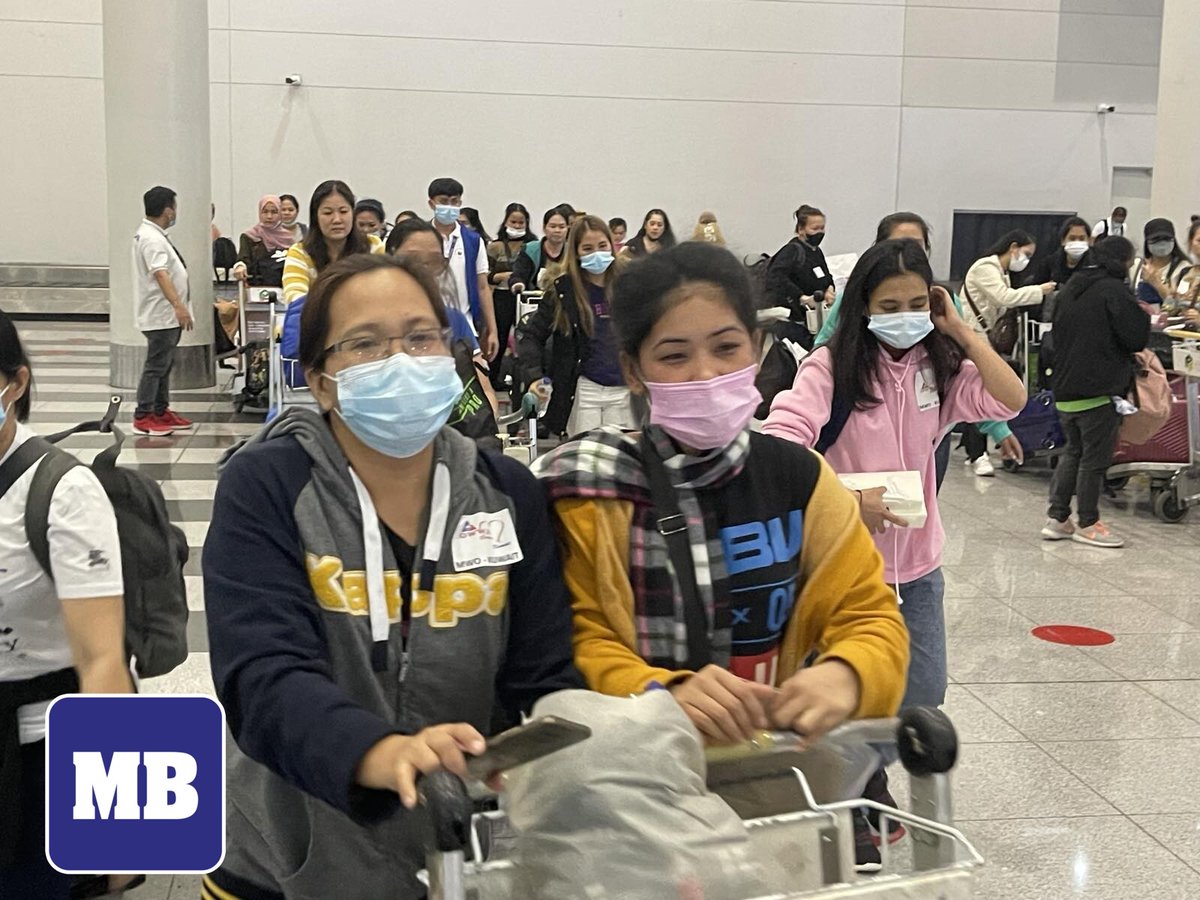 manilabulletin's tweet image. Up to 102 Overseas Filipino Workers (OFWs) arrived at around 6:20 a.m. at the Ninoy Aquino International Airport (NAIA) Terminal 3, accompanied by the head of Overseas Workers Welfare Administration (OWWA) Administrator Arnelli Ignacio.
(📷 Ariel Fernandez)
