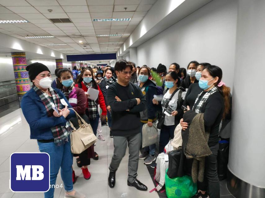 manilabulletin's tweet image. Up to 102 Overseas Filipino Workers (OFWs) arrived at around 6:20 a.m. at the Ninoy Aquino International Airport (NAIA) Terminal 3, accompanied by the head of Overseas Workers Welfare Administration (OWWA) Administrator Arnelli Ignacio.
(📷 Ariel Fernandez)