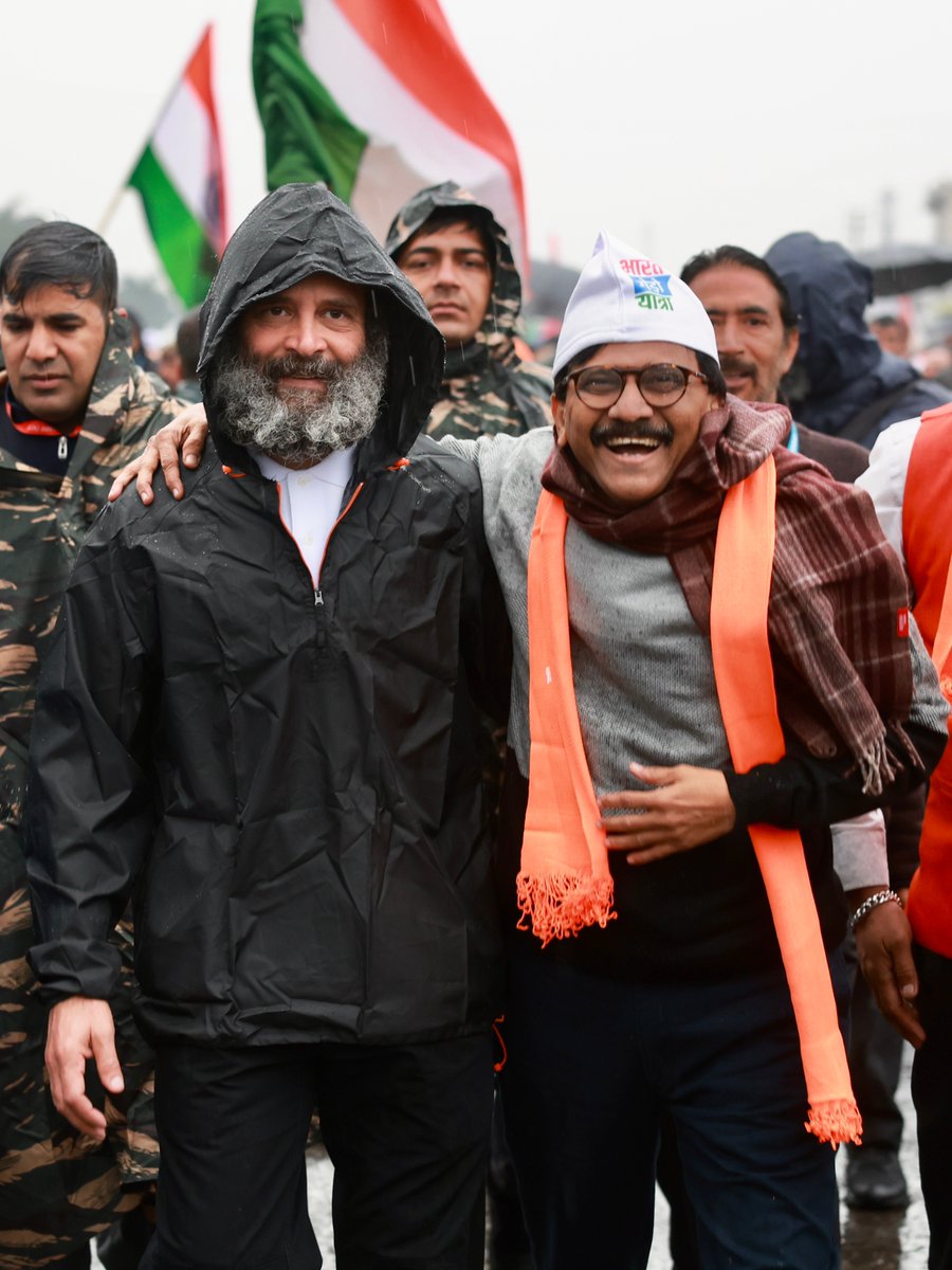INCIndia's tweet photo. नीयत हो नेक और इरादे हों साफ...तो चेहरे पर तैरती है यूँ ही मुस्कान।

आज #BharatJodoYatra में शिवसेना सांसद @rautsanjay61 जी शामिल हुए। https://t.co/b1JiDJbzmQ