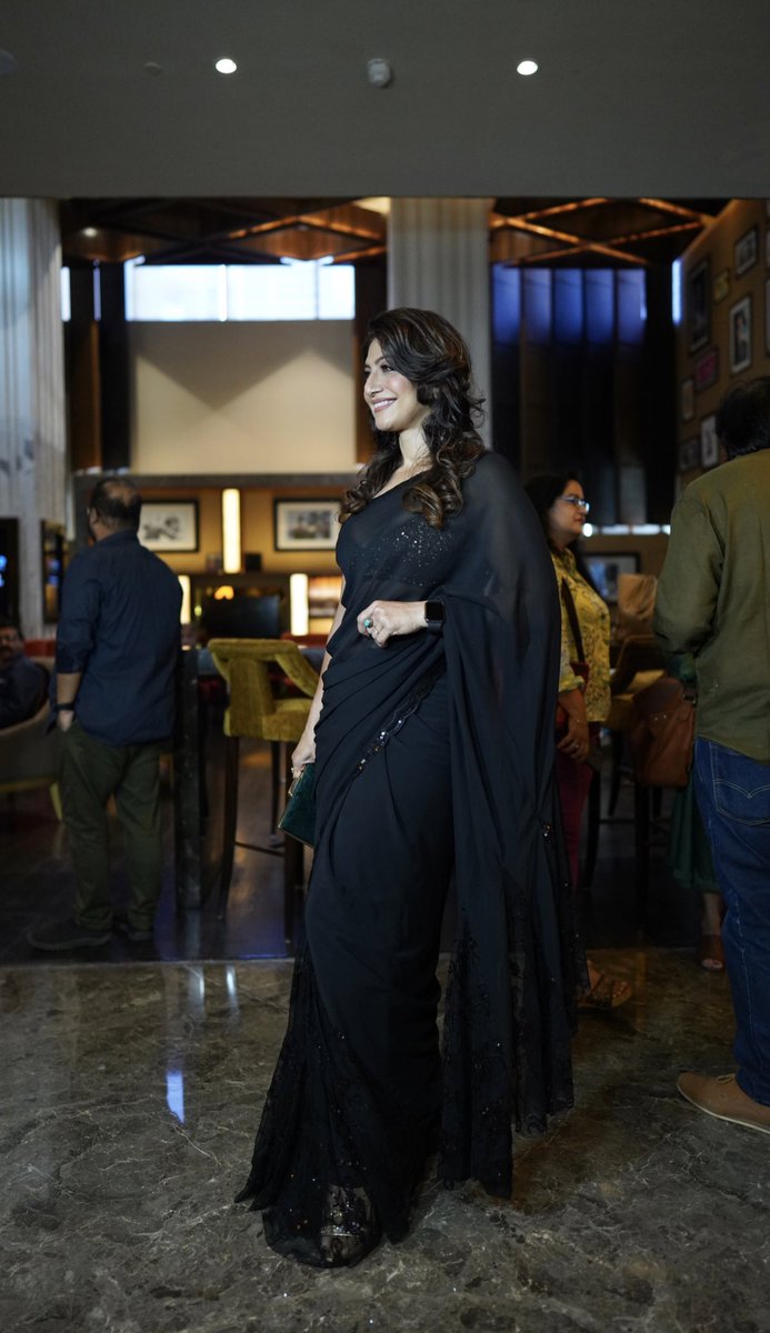 aartiinaagpal's tweet photo. Life is not black &amp; white but grey ..black is considered inauspicious worn at funerals at the same time at red carpet to celebrate life !!!

Me at the launch of my new web series - Avaidh in @pvriconversova 
#fridaymorning #filmyfriday #watchoapp #crescendomusic #aartiinaagpal https://t.co/bWDW3g5E2z
