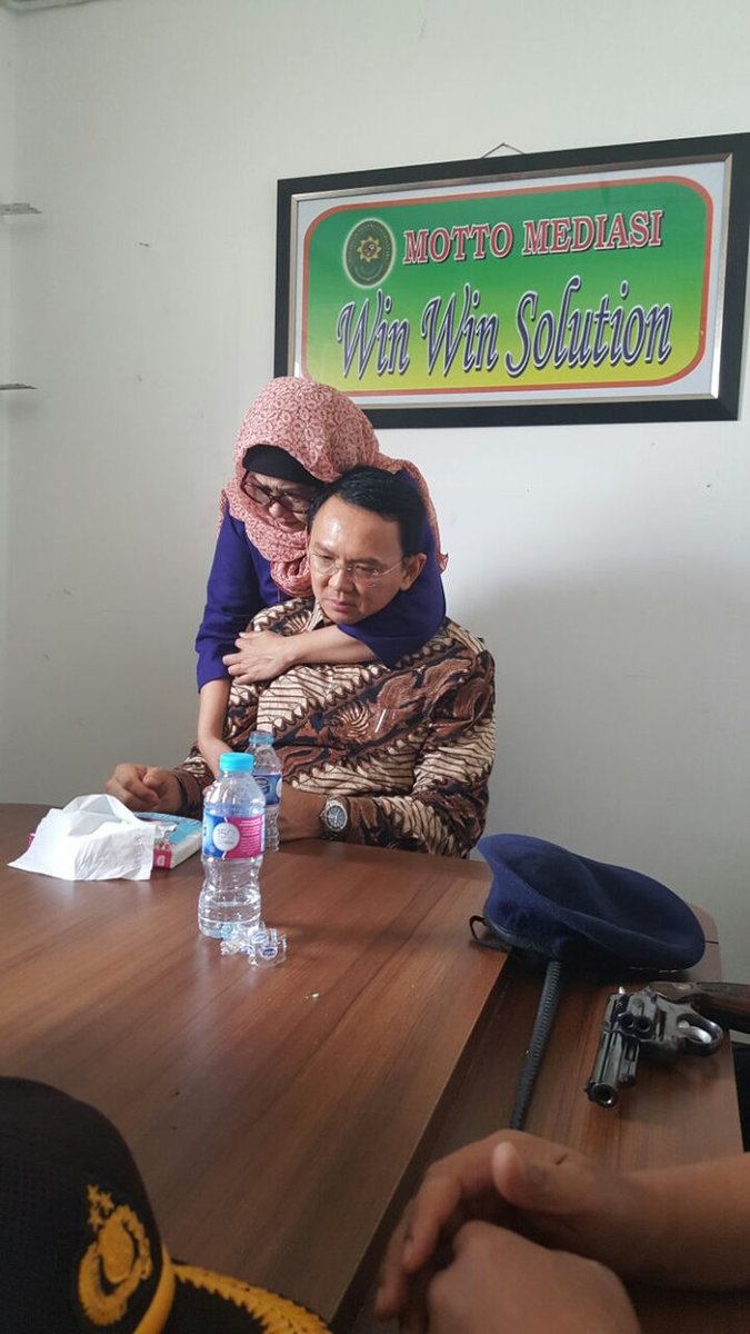 Hati² dgn DIAMNYA orang SABAR &amp; TULUS, karena getaran Hatinya Mengundang Dukungan SEMESTA, baginya memang tdk Masalah diperlakukan tidak Baik, tetapi masalah akan Berdatangan pd Mereka yg Mendzoliminya..!!
