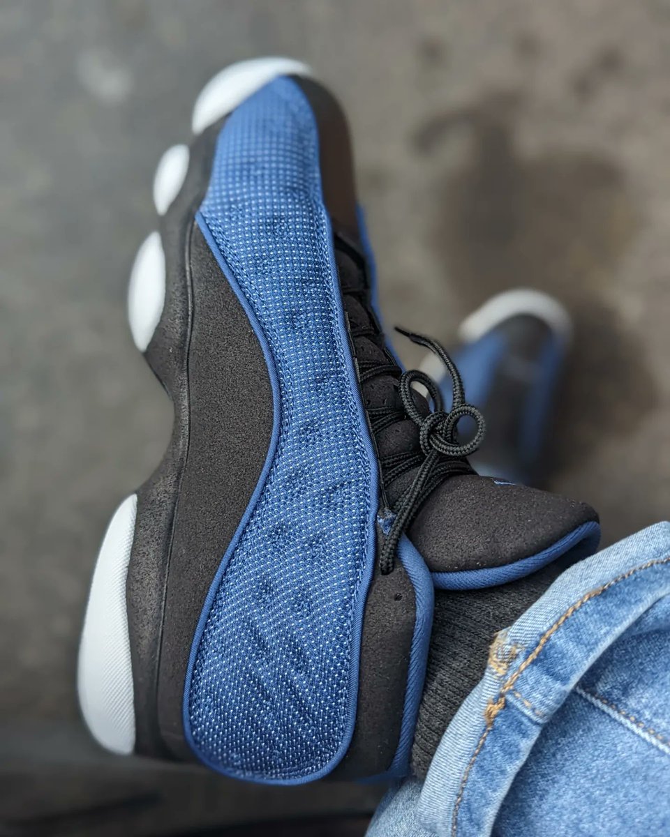 amcmath04's tweet photo. Thursday! #KOTD #AJ13 #BraveBlue #undsthursday #ashwithkicks #snkrsliveheatingup #respectherstyle #queenofsoles #blackgirlsneakerjoy #blackchicksinkicks #laced_differently #blackgirlslovesneakers #yoursneakersaredope #wearyoursneakers #sneakersisterhood #respectfemalesneakerhead https://t.co/EvKXzqbuIb
