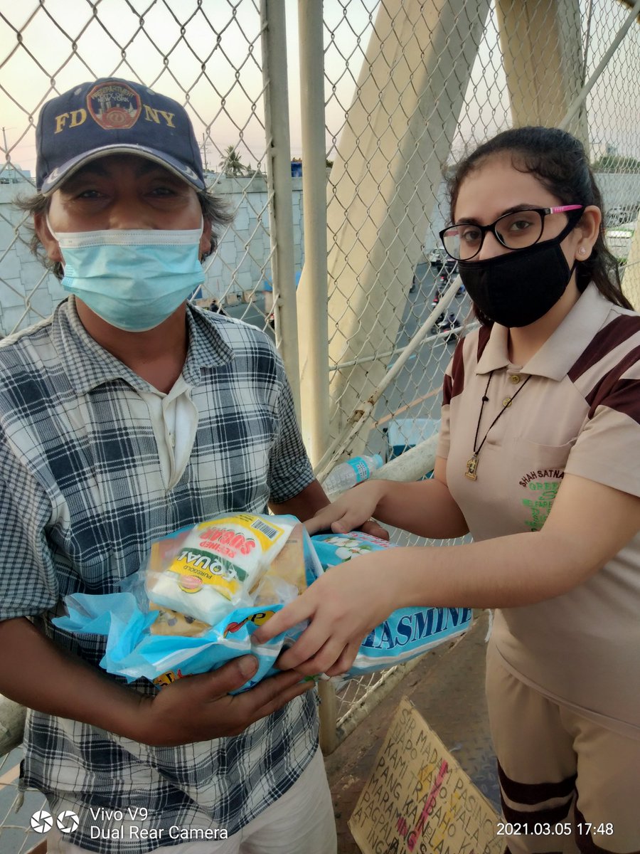 InsanVinni's tweet photo. Under The Mission #GiftOfSmile the volunteers of @DSSNewsUpdates will donate ration to the needy people, shoes, socks, toys, sweets for poor children and winter items for the needy people and bring Smile on Innocent Faces with the inspiration of Saint Gurmeet Ram Rahim Ji https://t.co/cwltnIEwEC