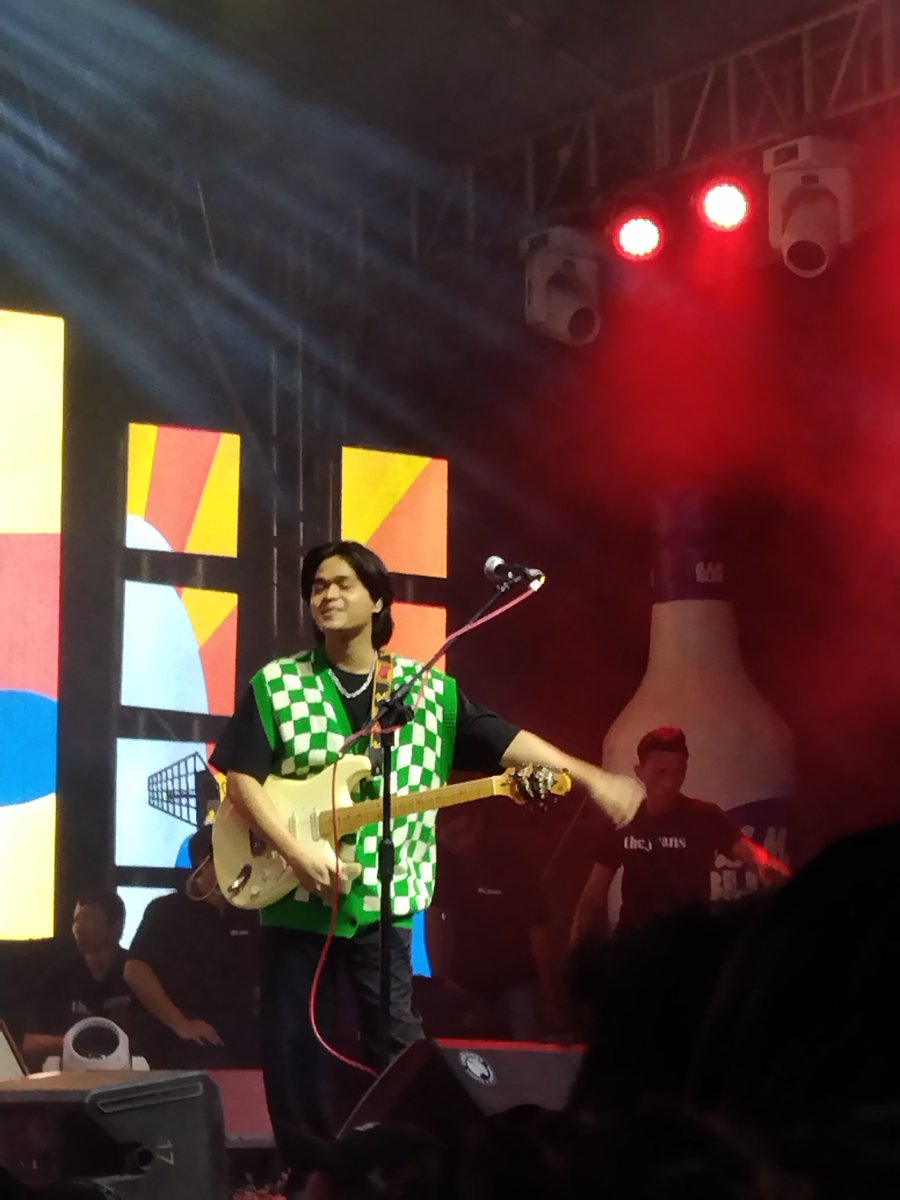 kenzel_0838's tweet photo. handa akong masaktan Basta kayo mananaket!!!!!  @carlguevarra09 @ChaelAdriano @rjscruz_ @JapsMendoza  @TheJuans_BAND ihhhh thank youuuuuuuuuu for visiting Tarlac!!! next year ulit!!!!!

Ps. Walang maayos na pic Kase nanginginig talaga ako😩 https://t.co/0Mqvh7t0kD