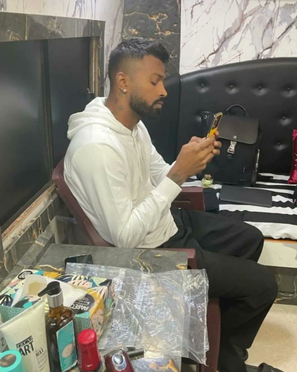 techbytes24_'s tweet image. POCO X5 Pro Spotted in the Hands of Indian Cricketer Hardik Pandey
   #Poco #POCOX5Pro #HardikPandya