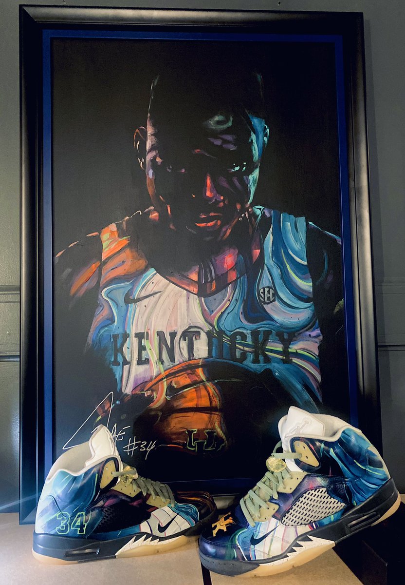 kizerarts's tweet photo. @BigBlueBud Here’s a picture with a pair of Jordan’s I painted to go with it signed by Oscar. https://t.co/xMJa5jlaH1