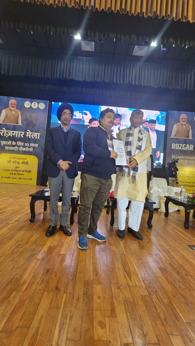 Hon'ble Central Minister Shri Pashupati Kumar Paras handing over Recruitment Letter to new joinee at the 3rd tranche of Rozgar Mela at the Convention Centre, CCL, Ranchi on 20.01.2023. #RojgarMela <a href="/cbic_india/">CBIC</a> <a href="/FinMinIndia/">Ministry of Finance</a> <a href="/nsitharamanoffc/">Nirmala Sitharaman Office</a> <a href="/officeofPCM/">Office of Pankaj Chaudhary</a> <a href="/mygovindia/">MyGovIndia</a> <a href="/DoPTGoI/">DoPT</a>