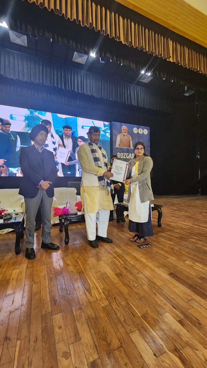 Hon'ble Central Minister Shri Pashupati Kumar Paras handing over Recruitment Letters to new joinees at the 3rd tranche of Rozgar Mela at the Convention Centre, CCL, Ranchi on 20.01.2023. #RojgarMela <a href="/cbic_india/">CBIC</a> <a href="/FinMinIndia/">Ministry of Finance</a> <a href="/nsitharamanoffc/">Nirmala Sitharaman Office</a> <a href="/officeofPCM/">Office of Pankaj Chaudhary</a> <a href="/mygovindia/">MyGovIndia</a> <a href="/DoPTGoI/">DoPT</a>